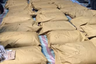 Tang vật trong vụ bắt giữ 750kg ketamine, ngụy trang trong "vỏ bọc" bao xi-măng tại quận Hồng Bàng, Hải Phòng, tháng 9/2023. (Ảnh: Hải quan Online)