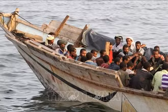 Người di cư lên tàu ở cảng Aden, Yemen để trở về Somalia. (Ảnh minh họa: AFP/TTXVN)
