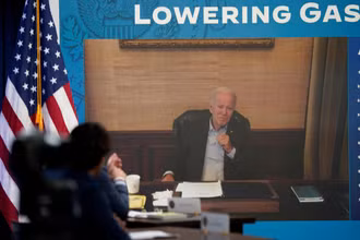 Tổng thống Mỹ Joe Biden họp trực tuyến với nhóm cố vấn kinh tế tại Nhà Trắng ở Washington DC., ngày 22/7/2022, sau khi ông có kết quả xét nghiệm dương tính với virus SARS-CoV-2. (Ảnh: Reuters)
