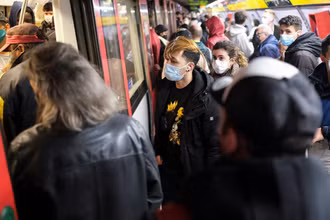 Hành khách đeo khẩu trang tại 1 ga tàu điện ngầm ở Barcelona, Tây Ban Nha. (Ảnh: Reuters)