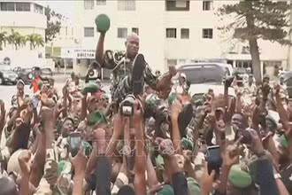 Tư lệnh Lực lượng Vệ binh Cộng hòa Gabon, Tướng Brice Oligui Nguema (giữa). (Hình ảnh chụp qua video: AFP/TTXVN)