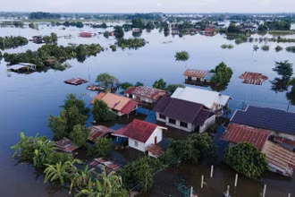 Nhiều ngôi nhà tại bản Hatkanxa, quận Hadxaifong, thủ đô Vientiane (Lào) bị ngập. (Ảnh: TTXVN) 