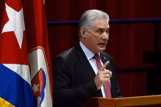 Chủ tịch Cuba Miguel Diaz-Canel tuyên bố từ 6 giờ đến 24 giờ ngày 11/7 (giờ địa phương), các tòa nhà công cộng và đơn vị quân sự ở Cuba sẽ treo cờ rủ để tưởng nhớ cựu Thủ tướng Abe Shinzo. (Ảnh tư liệu: ACN/REUTERS)