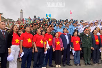 Các đồng chí nguyên lãnh đạo Trung ương, lãnh đạo tỉnh, cán bộ, nhân dân tỉnh Phú Yên và đông đảo du khách trong cả nước chào cờ và hát Quốc ca tại Mũi Đại Lãnh.