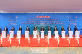 Thủ tướng Phạm Minh Chính cùng lãnh đạo các Bộ, ngành Trung ương và địa phương tại điểm cầu Quảng Ngãi ấn nút khởi công đồng loạt 12 dự án thành phần cao tốc bắc-nam. 