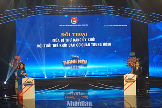 Bí thư Đảng ủy Khối các cơ quan Trung ương Nguyễn Văn Thể đối thoại với thanh niên tại chương trình. (Ảnh: TRUNG HƯNG)