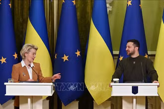 Chủ tịch Ủy ban châu Âu Ursula von der Leyen (trái) trong cuộc họp báo chung sau hội đàm với Tổng thống Ukraine Volodymyr Zelensky tại Kiev, ngày 2/2/2023. (Ảnh: AFP/TTXVN)
