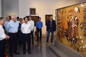 Bộ trưởng Ngoại giao Bùi Thanh Sơn và Phó Chủ tịch Ủy ban châu Âu Josep Borell Fontelles cùng các đại biểu tham quan Bảo tàng Mỹ thuật Việt Nam.