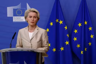 Chủ tịch Ủy ban châu Âu Ursula von der Leyen phát biểu tại họp báo ở Brussels, Bỉ, ngày 28/9/2022. (Ảnh: Reuters)