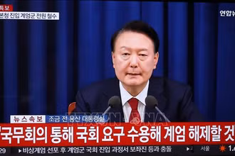 Tổng thống Hàn Quốc Yoon Suk Yeol trong phát biểu tại Seoul được phát trực tiếp trên truyền hình, ngày 4/12/2024. (Ảnh: YONHAP/TTXVN)