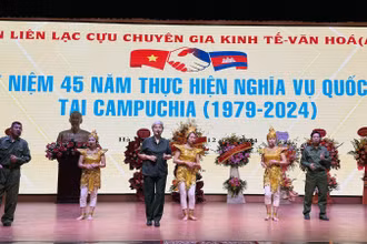 Tiết mục biểu diễn văn nghệ tại gặp mặt. (Ảnh: qdnd.vn)