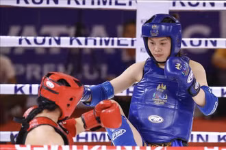 Đội Kun Khmer hứa hẹn mang về thêm nhiều tấm Huy chương Vàng quý giá trong ngày thi đấu 11/5. Trong ảnh, vận động viên Bàng Thị Mai (giáp xanh) thắng knock out Samnang Sam của nước chủ nhà Campuchia (giáp đỏ) trong trận chung kết nội dung đối kháng, hạng 60kg nữ môn Kun Khmer ngày 10/5. (Ảnh: TTXVN)