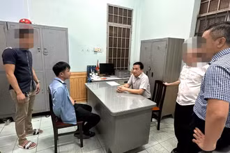 Thiếu tướng Nguyễn Sĩ Quang, Giám đốc Công an tỉnh Đồng Nai lấy lời khai đối tượng Ngô Quý Phương.