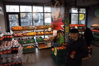 Một cửa thực phẩm gần những ngôi nhà đổ nát ở Irpin, gần thủ đô Kiev, Ukraine, ngày 8/1/2023. (Ảnh: Yonhap/TTXVN)