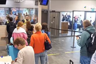 Người dân xếp hàng tại trạm kiểm soát biên giới Narva, Estonia. (Ảnh: ERR News)