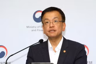 Bộ trưởng Tài chính Choi Sang Mok, người đảm nhiệm vai trò quyền Tổng thống Hàn Quốc sau khi ông Han Duck Soo bị luận tội. (Ảnh: Yonhap/TTXVN)