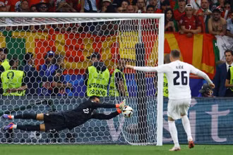 Thủ thành Diogo Costa của Bồ Đào Nha cản phá quả đá luân lưu của Josip Ilicic bên phía Slovenia trong trận đấu vòng 1/8 EURO 2024. (Ảnh: Reuters) 