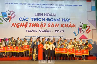 Tặng hoa và cờ lưu niệm cho đại diện các đơn vị nghệ thuật tham dự Liên hoan.