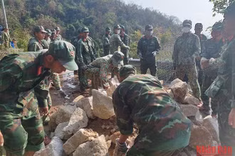Lực lượng quân đội tham gia khắc phục đường sạt lở tại Cù Lao Chàm.