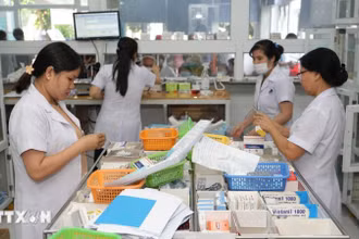 Cấp phát thuốc cho bệnh nhân. (Ảnh: TTXVN) 