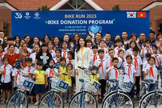 Đệ nhất phu nhân Hàn Quốc Kim Keon Hee cùng đại diện Ngân hàng Shinhan trao tặng học bổng và xe đạp cho Làng trẻ SOS Việt Nam.