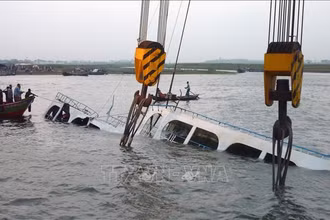 Lực lượng cứu hộ trục vớt phà chìm trên sông Meghna ở huyện Munshiganj, cách thủ đô Dhaka, Bangladesh khoảng 50km về phía nam. (Ảnh tư liệu: AFP/TTXVN)