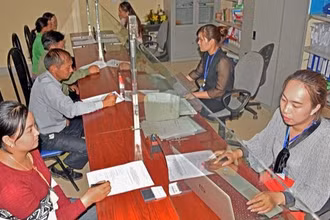 Người dân đến làm thủ tục đăng ký hộ khẩu tại xã Lóng Sập, huyện Mộc Châu, Sơn La. (Ảnh: TTXVN) 