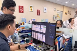 Nhân viên Trung tâm Chuyển đổi số Thành phố Hồ Chí Minh hoàn thiện ứng dụng Công dân số. (Ảnh: TL/Chinhphu.vn) 