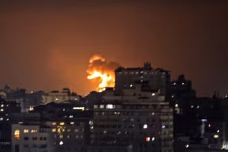 Khói lửa chói lòa sau vụ không kích của Israel xuống Dải Gaza ngày 10/5/2021. (Ảnh: AFP/TTXVN)