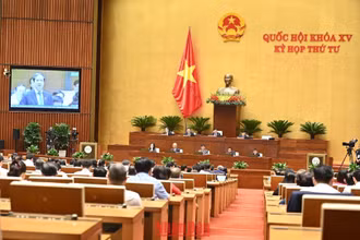 Bộ trưởng Giáo dục và Đào tạo Nguyễn Kim Sơn phát biểu tại phiên họp chiều 27/10. Ảnh: ĐĂNG KHOA