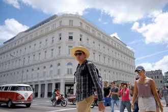 Khách du lịch tại thủ đô La Habana, Cuba. (Ảnh minh họa: AFP/TTXVN)