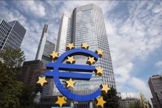Biểu tượng đồng Euro phía trước trụ sở Ngân hàng Trung ương châu Âu (ECB) tại Frankfurt, Đức. (Ảnh: AFP/TTXVN)