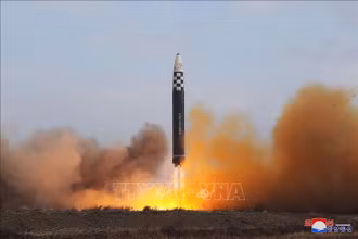 Vụ phóng tên lửa đạn đạo xuyên lục địa (ICBM) "Hwasong Gun 17" của Triều Tiên ngày 18/11/2022. (Ảnh tư liệu: AFP/TTXVN)