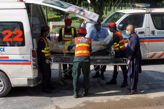 Nhân viên cứu hộ chuyển thi thể của 1 nạn nhân thiệt mạng trong 1 vụ tai nạn xe buýt ở Multan, Pakistan, ngày 16/8/2022. (Ảnh minh họa: Reuters)