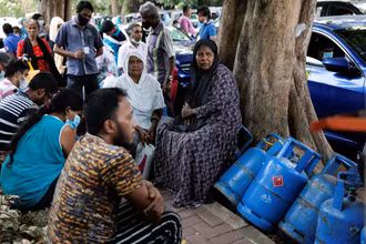 Người dân xếp hàng mua gas tại Colombo, Sri Lanka, ngày 23/5/2022. (Ảnh: Reuters)