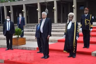 Tổng thống Sri Lanka Ranil Wickremesinghe (giữa, phía trước) tại lễ tuyên thệ nhậm chức ở Colombo, ngày 21/7/2022. (Ảnh: THX/TTXVN)