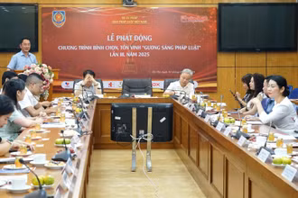 Toàn cảnh lễ Phát động chương trình bình chọn, tôn vinh “Gương sáng pháp luật” lần 3 năm 2025. (Ảnh: TRUNG HƯNG)