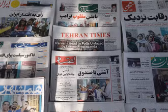 Báo chí Iran đưa tin về cuộc bầu cử tổng thống, Tehran, Iran, ngày 29/6/2024. (Ảnh: WANA/Reuters) 
