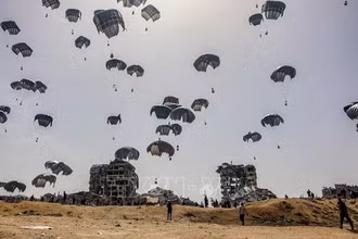 Hàng viện trợ nhân đạo được thả xuống miền bắc Dải Gaza ngày 23/4/2024. (Ảnh: AFP/TTXVN)
