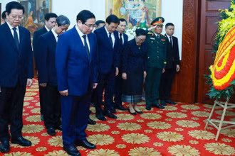 Thủ tướng Phạm Minh Chính viếng nguyên Chủ tịch Đảng Nhân dân cách mạng Lào, nguyên Chủ tịch nước Lào Khamtay Siphandone tại Đại sứ quán Cộng hòa dân chủ nhân dân Lào ở Hà Nội, sáng 4/4/2025. (Ảnh: TTXVN) 