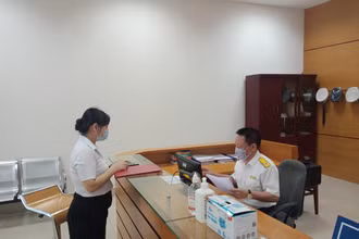 Cán bộ Cục thuế Phú Thọ hướng dẫn người dân kê khai nộp thuế.