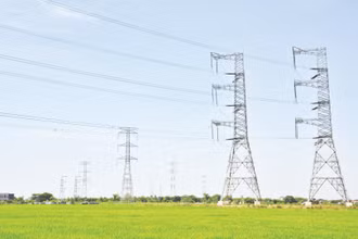 Dự án đường dây 500kV mạch 3 từ Quảng Trạch đến Phố Nối có tổng chiều dài khoảng 519km đi qua địa bàn 211 xã, phường, của 43 huyện, thị xã thuộc 9 tỉnh. (Ảnh: NHÂN DÂN)