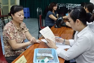 Chi trả lương hưu, trợ cấp bảo hiểm xã hội. (Ảnh: TTXVN)