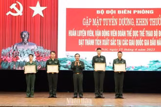 Trung tướng Lê Đức Thái trao Bằng khen của Bộ trưởng Quốc phòng, Tổng Tham mưu trưởng Quân đội nhân dân Việt Nam tặng các tập thể, vì đã có thành tích xuất sắc tại các giải quốc gia đầu năm 2023.
