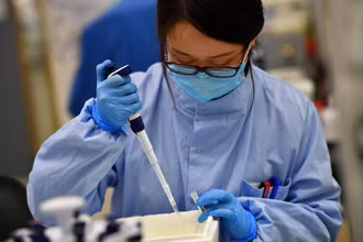 Nhiều nước đang đẩy mạnh nghiên cứu về hội chứng Covid kéo dài. (Ảnh minh họa: Reuters)