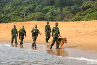Cán bộ, chiến sĩ Đồn biên phòng cửa khẩu cảng Kỳ Hà (huyện Núi Thành, tỉnh Quảng Nam) tuần tra bảo vệ biên giới biển. (Ảnh: THÀNH ĐẠT)