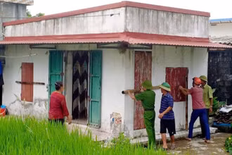 Công an Nam Định giúp dân chằng chống nhà cửa.