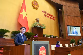 Chủ nhiệm Ủy ban Kinh tế của Quốc hội Vũ Hồng Thanh trình bày Báo cáo thẩm tra kết quả thực hiện Kế hoạch phát triển kinh tế-xã hội năm 2024; dự kiến Kế hoạch phát triển kinh tế-xã hội năm 2025. (Ảnh: DUY LINH)