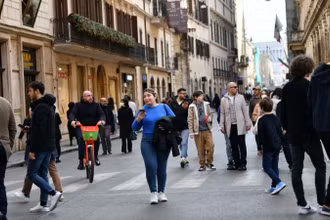 Người đi bộ trên đường phố ở Rome, Italia, ngày 11/2/2022. (Ảnh minh họa: Xinhua) 