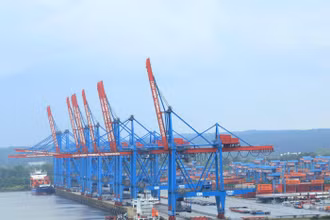 Một cụm cảng bốc dỡ hàng tại thành phố Hamburg, Đức. (Ảnh: TTXVN)
